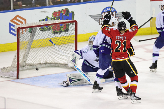 Glenn Gawdin (21) tips a shot past Canucks' goalie Michael DiPietro