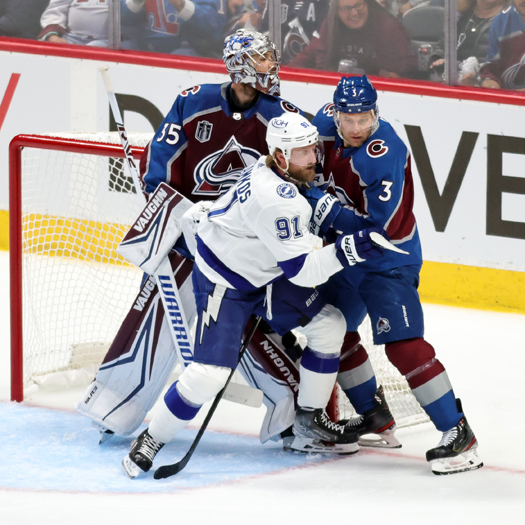 Steven Stamkos (91) fights for position with Jack Johnson (3) in front of Avalanche goalie Darcy Kuemper