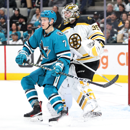 Nico Sturm (7) tries to screen Bruins goalie Linus Ullmark during a Sharks second period power play
