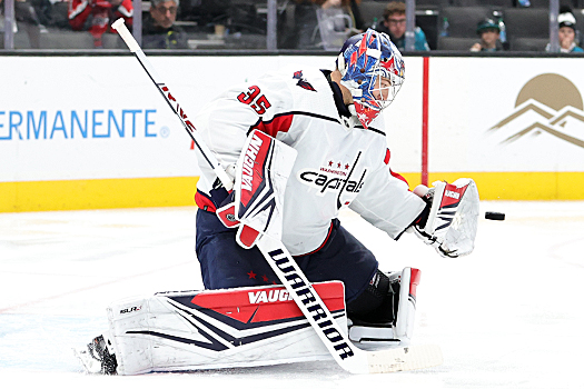 Capitals goalie Darcy Kuemper makes a glove save