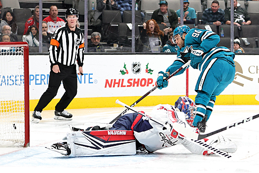 Capitals goalie Darcy Kuemper stops a breakaway shot by Justin Bailey (90)