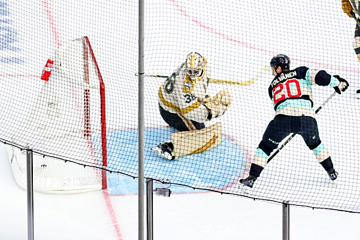 Kraken winger Eeli Tolvanen (20) opens the scoring with a first period goal past goalie Logan Thompson