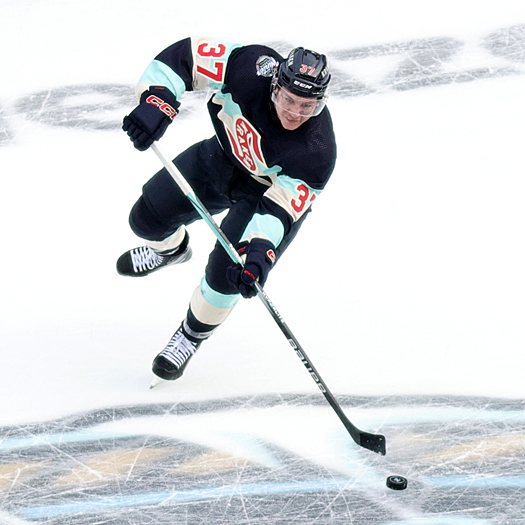 Yanni Gourde makes a pass