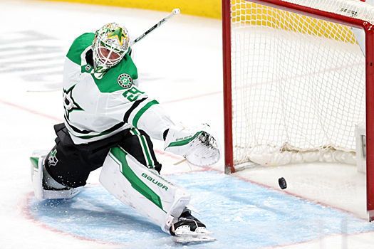 Ryan Carpenter's (not pictured) shot eludes Stars goalie Jake Oettinger to give the Sharks a 3-2 lead