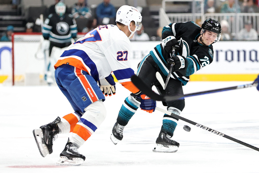 William Eklund (72) shoots the puck past Anders Lee (27)